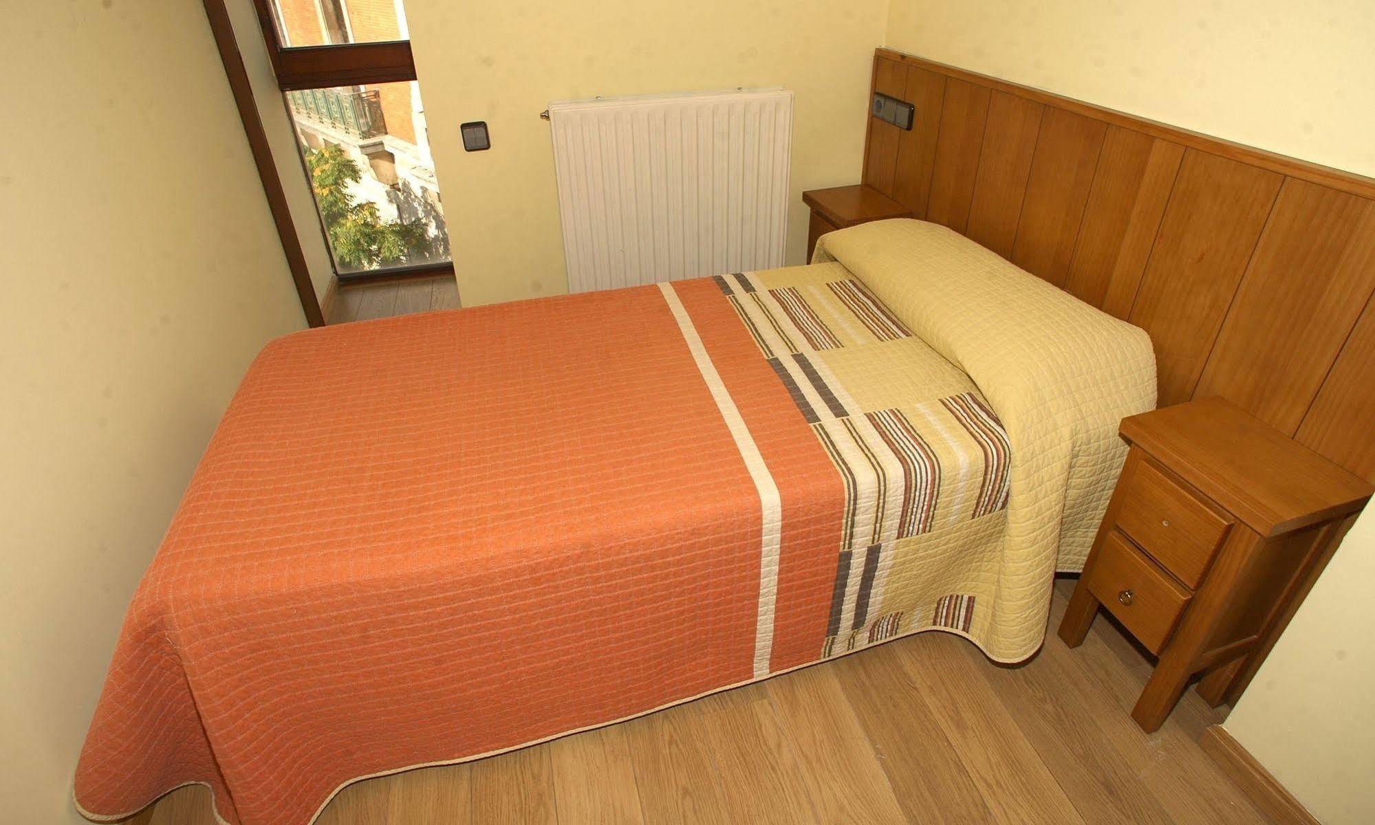 Hostal Caballeros Soria Exterior photo