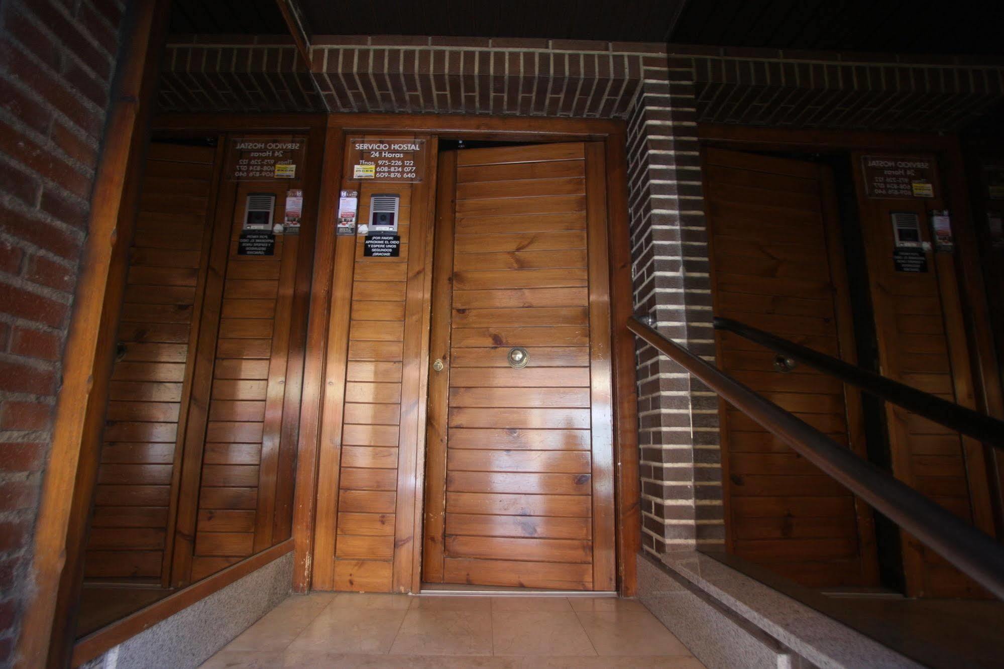 Hostal Caballeros Soria Exterior photo